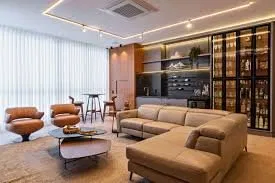 Sala planejada com painel e sofá